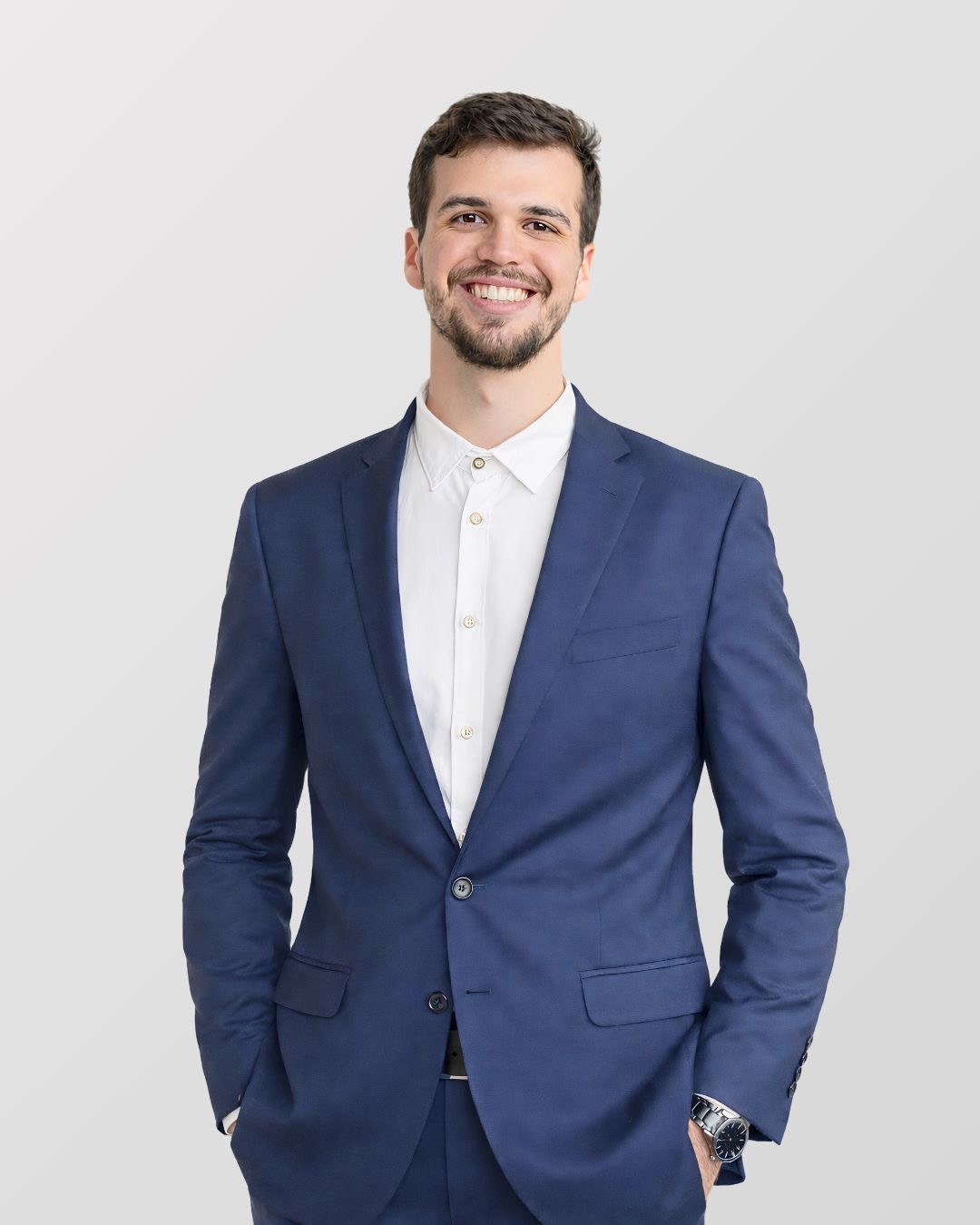 Dr. Amaro Freire de Queiroz Júnior, sorrindo, com terno azul.